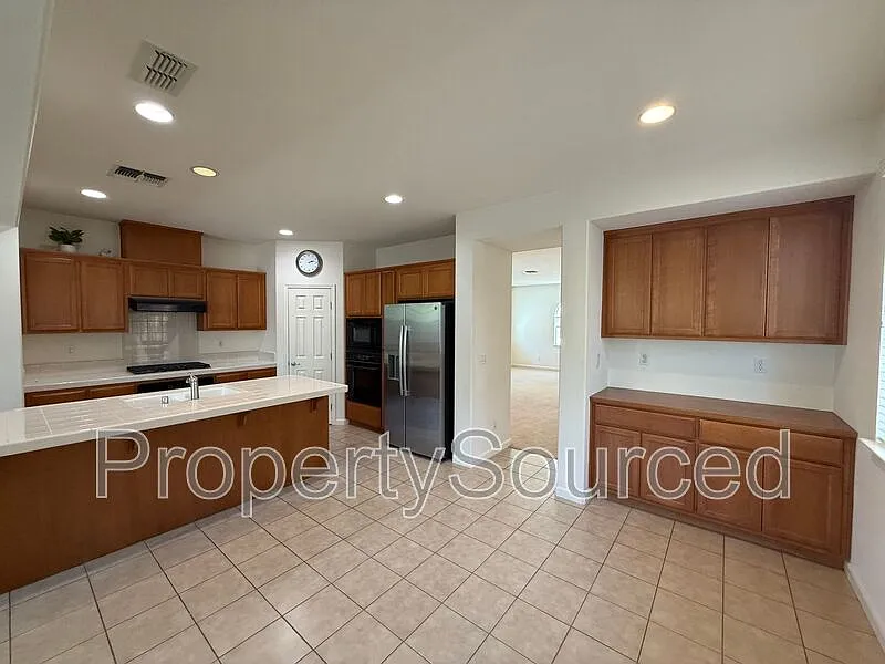 5 bed, 3.0 bath, 2718 sqft, $3,250 — Photo 4
