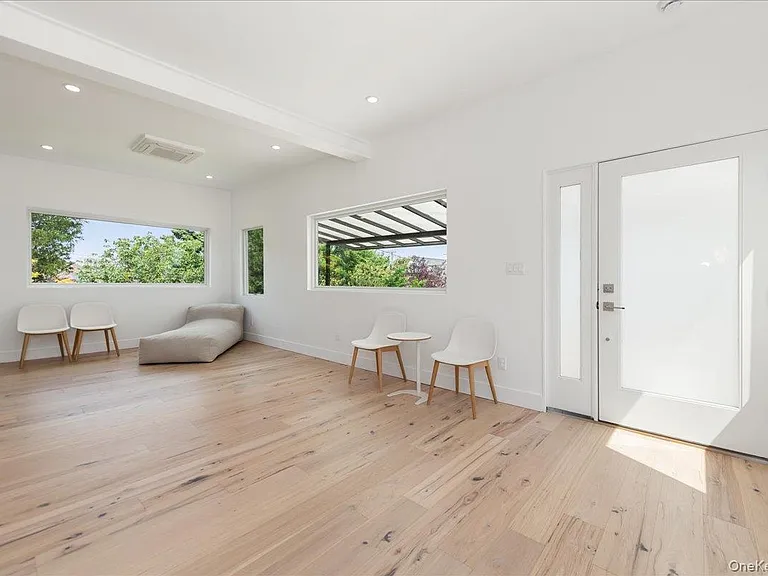 2105 Bay Blvd — Photo 4