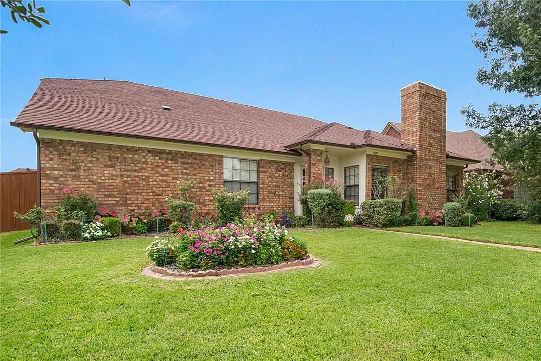 4 bed, 2342 sqft, $2,800 — Photo 1