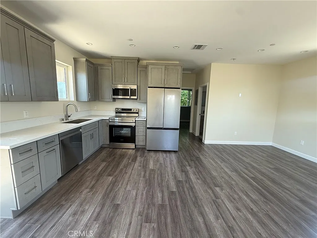 2 bed, 800 sqft, $2,600 — Photo 3