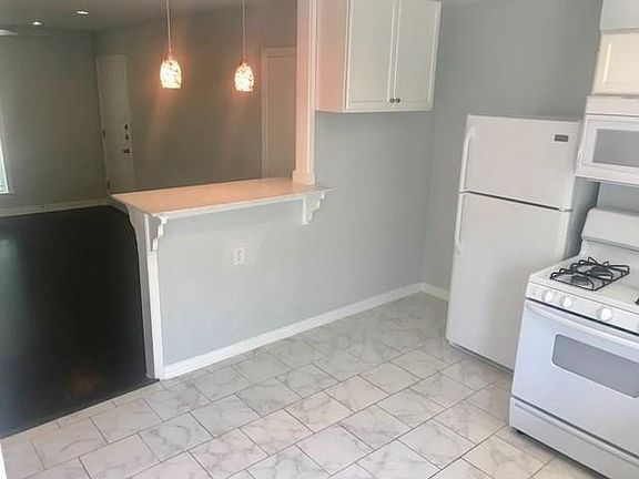 5th image of 6202 Gaston Ave #8A
