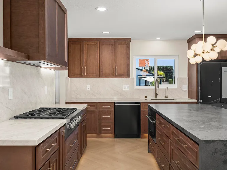9433 Geranium Cir — Photo 1