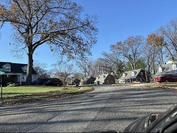 Exterior Neighborhood (street photo)