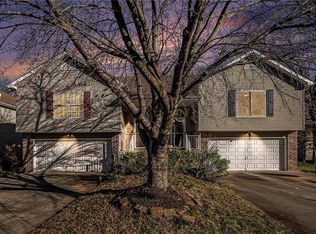 7119 N Robinhood Ln, Kansas City, MO 64151
