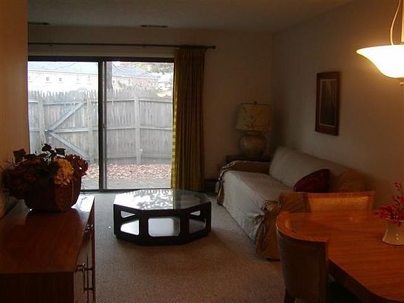 5th image of 47 Point Of Woods Dr