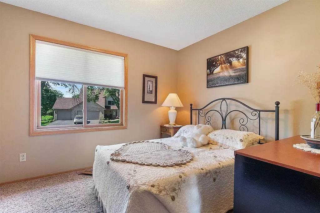 4 bed, 2448 sqft, $4,500 — Photo 2