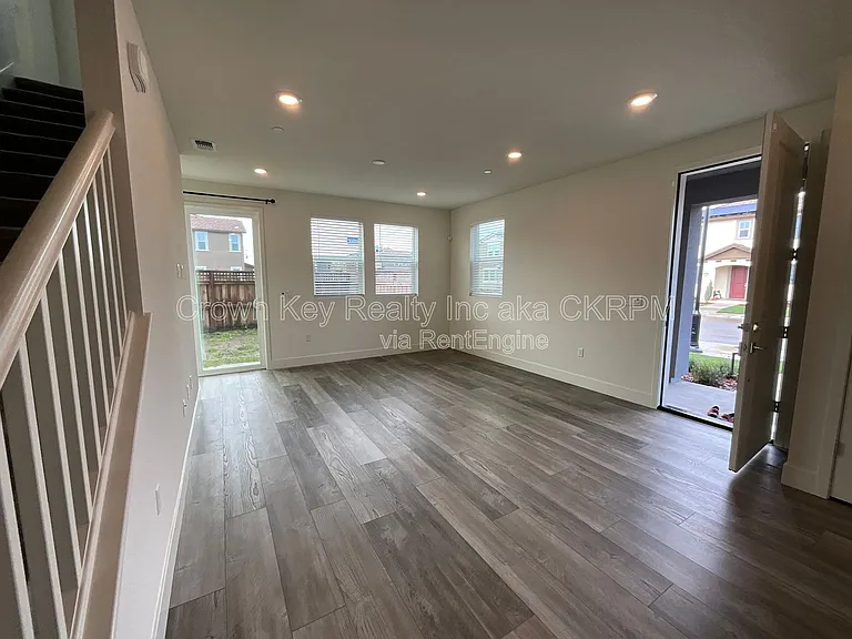 2090 Daimler St — Photo 4