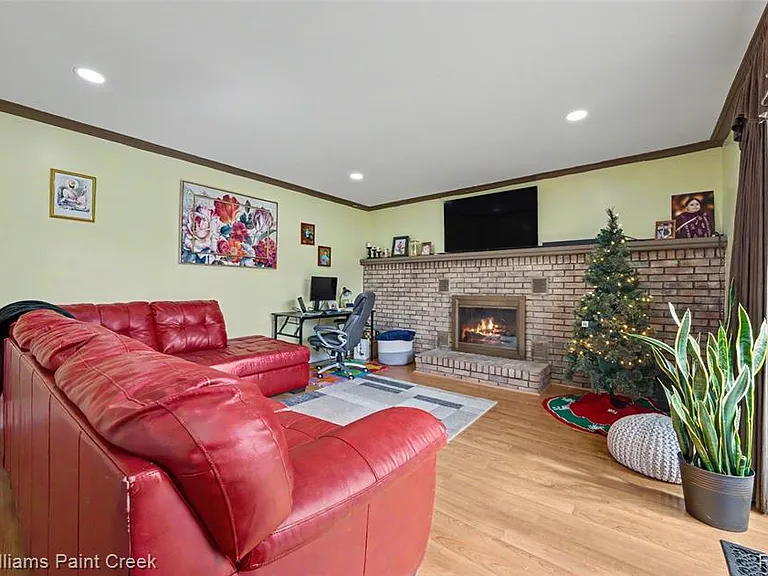 709 Denham Ln — Photo 10