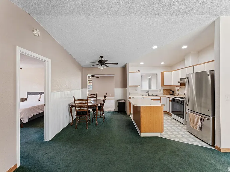 1380 Patricia Dr — Photo 16