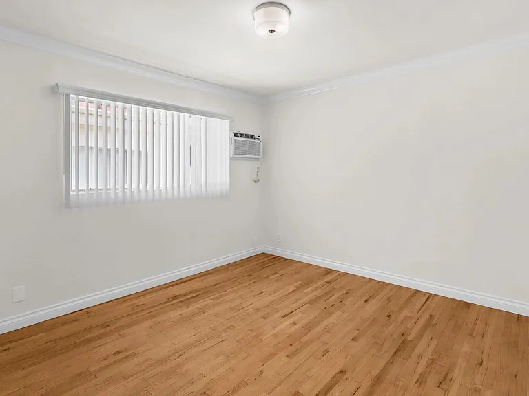 1219 Barry Ave #8 — Photo 12