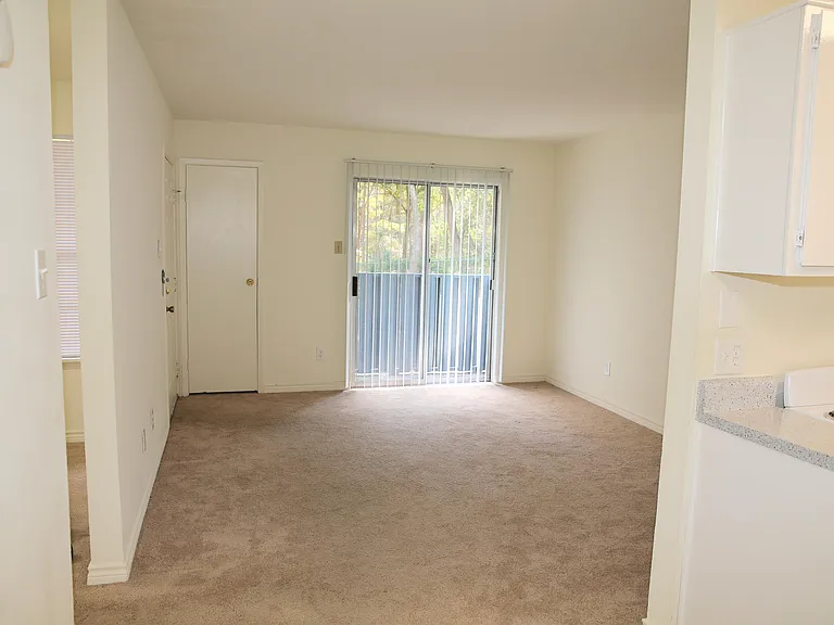 411 Hickory Dr #7 — Photo 2