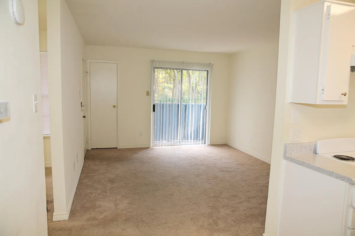 Building Photo - 411 Hickory Dr #7