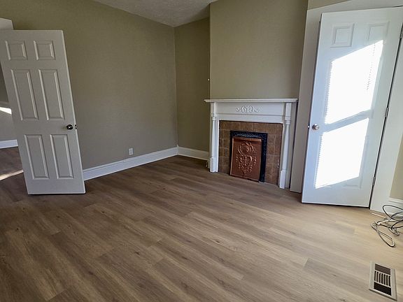 3rd image of 140 Catherine St