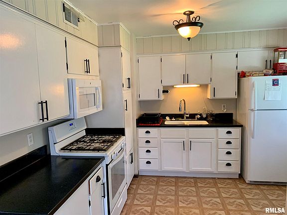 4th image of 3015 W Marquette St