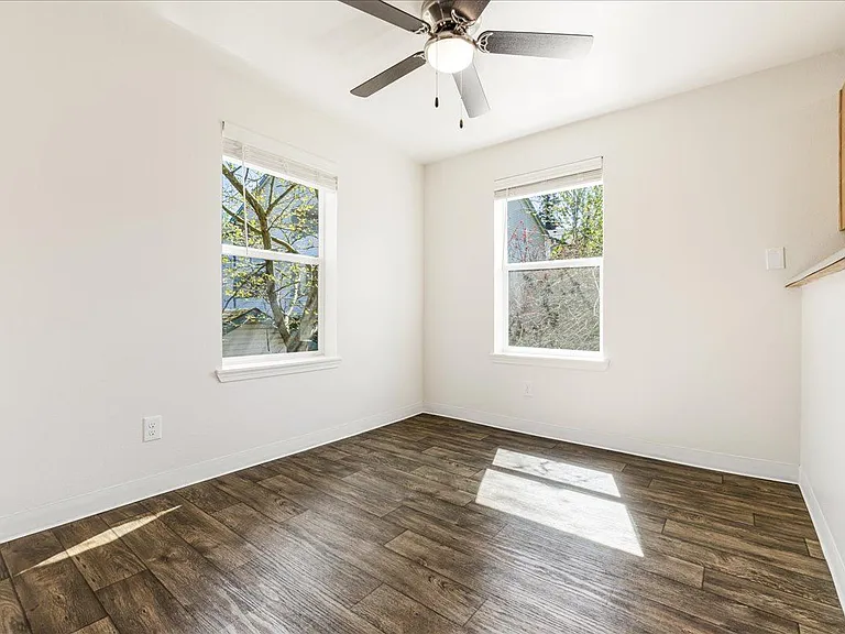 Foster Plaza Apartments — Photo 7