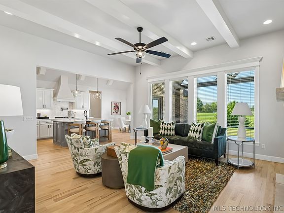 4th image of 2601 W Twin Oaks St