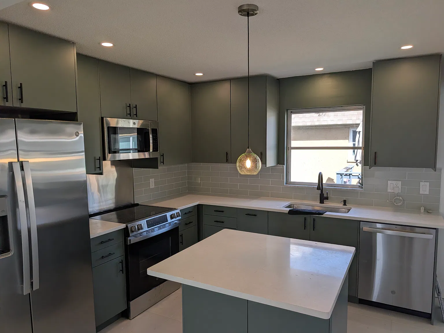 1 bed, 1.5 bath, 902 sqft, $2,300 — Photo 2