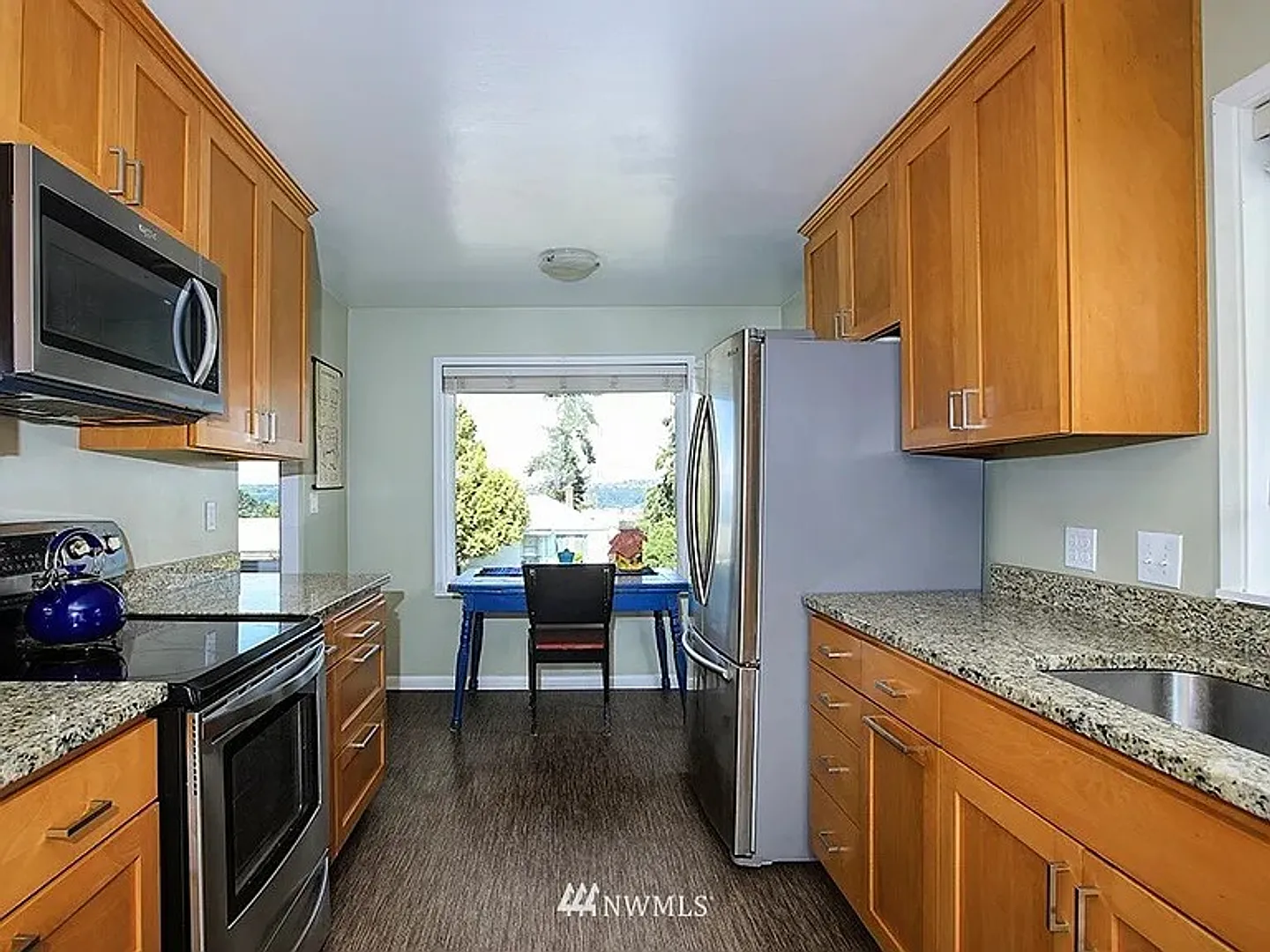 Spacious 4 bedroom 3 bath house on Beacon Hill — Photo 2