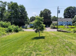 216 Grove St, Putnam, CT 06260