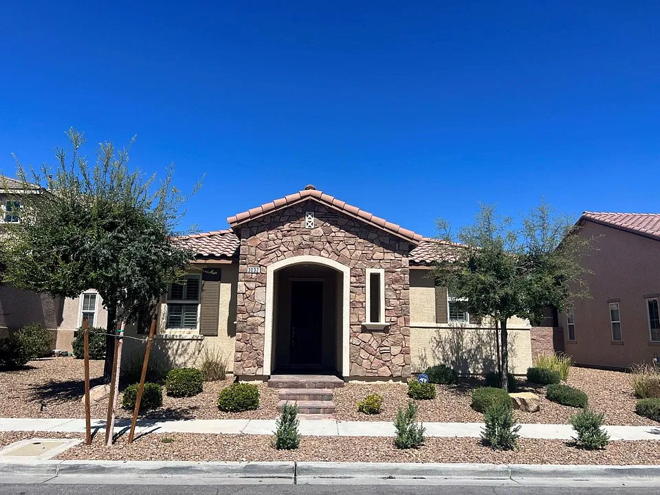 3032 Camino Largo Ave