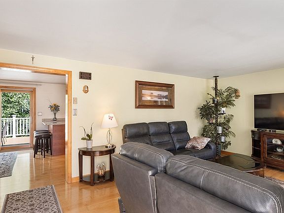 4th image of 8 Pershing St