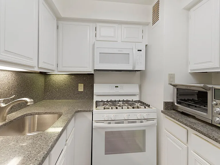 900 Park Ave #15B — Photo 8