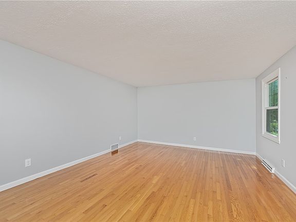 5th image of 72 Boxwood Ln