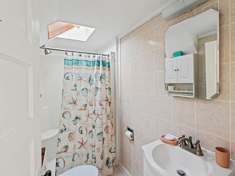 79 Pine Neck Ave — Photo 13