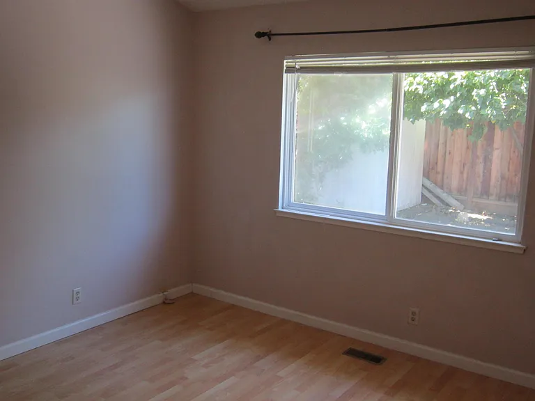 32215 Glenbrook St — Photo 8