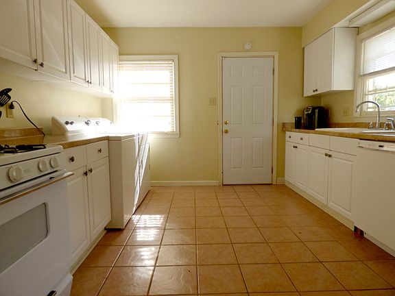 KITCHEN WITH TILE