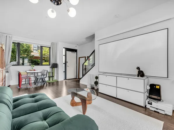 6426 Ash St, Vancouver, BC V5Z 3G9