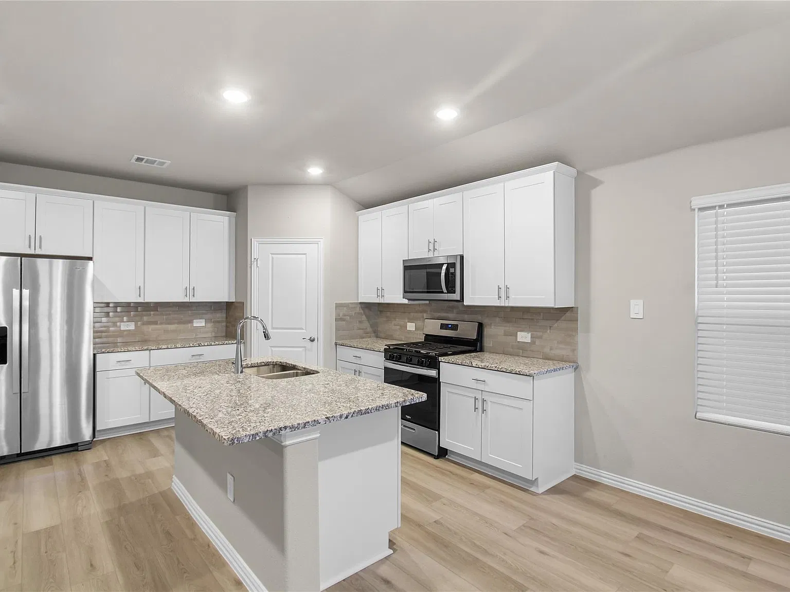 3 bed, 1859 sqft, $2,200 — Photo 4