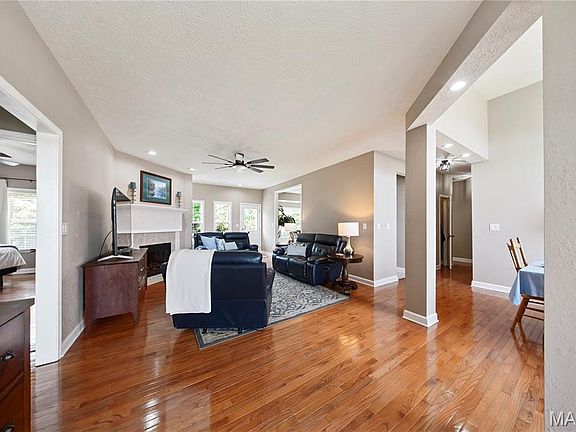 3rd image of 304 Dana Renee Dr
