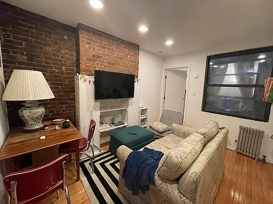 Rented by KNOCKKNOCK LLC | media 16