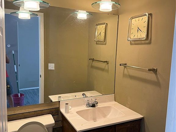 4th image of 305 Sturbridge Village Dr