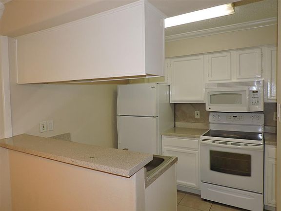 5th image of 17331 Red Oak Dr APT 39
