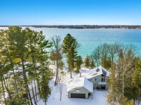 7780 Elk Tip Dr, Rapid City, MI 49676