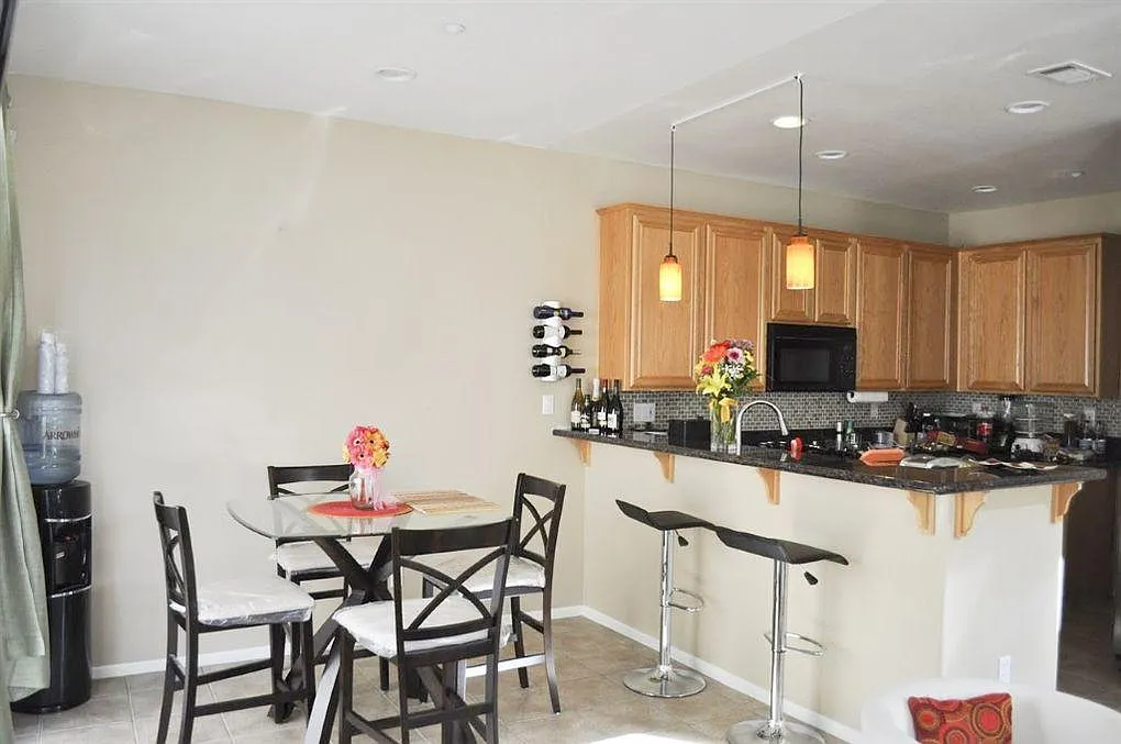 3 bed, 2.5 bath, 1410 sqft, $4,250 — Photo 4