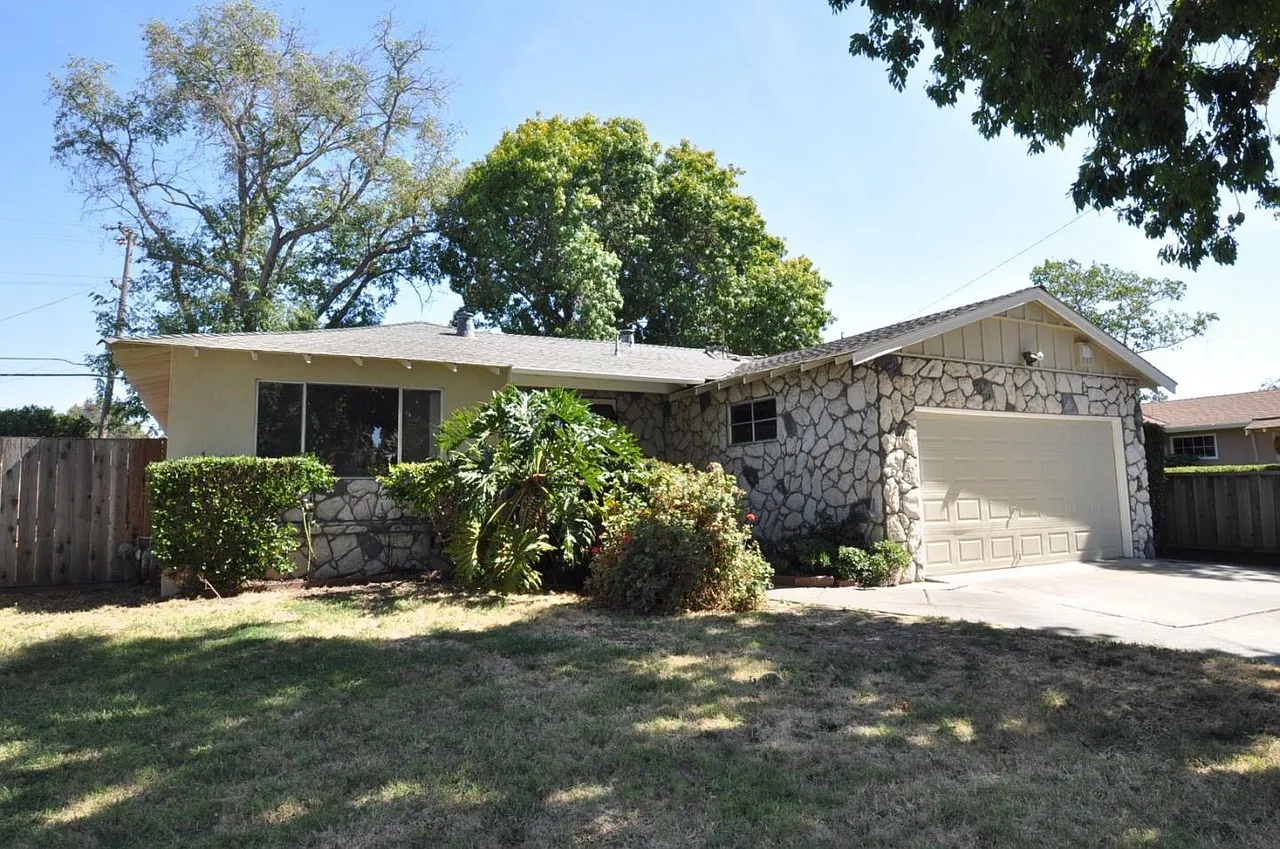 4 bed, 1370 sqft, $4,750 — Photo 1