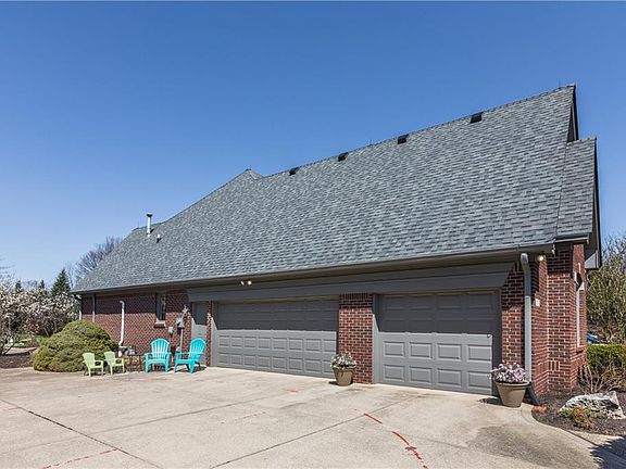 4th image of 270 Bentley Dr