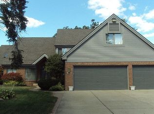 9010 Cooley Lake Rd, White Lake, MI 48386