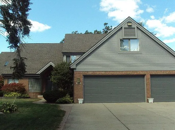 9010 Cooley Lake Rd, White Lake, MI 48386