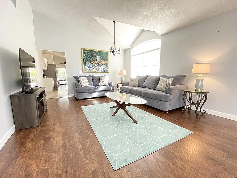 625 Rochester Loop — Photo 3