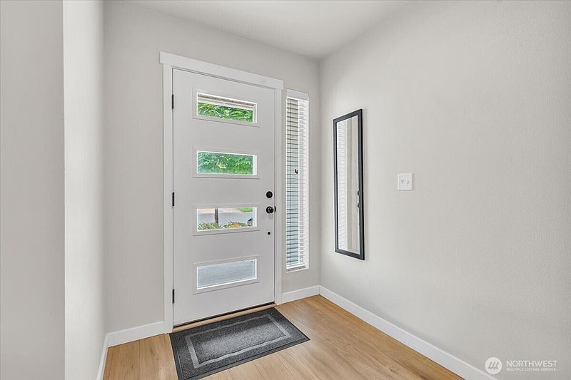 4th image of 13717 Admiralty Way #H5