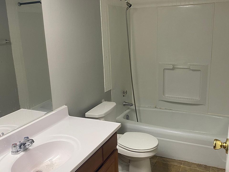 1st image of 24 Charleston Sq #24