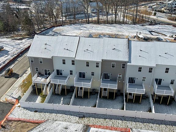 3rd image of 76 Potomac Ct
