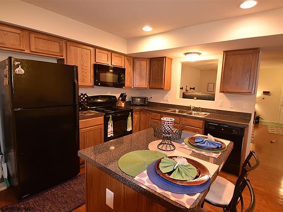 4th image of 136 Park Place Dr