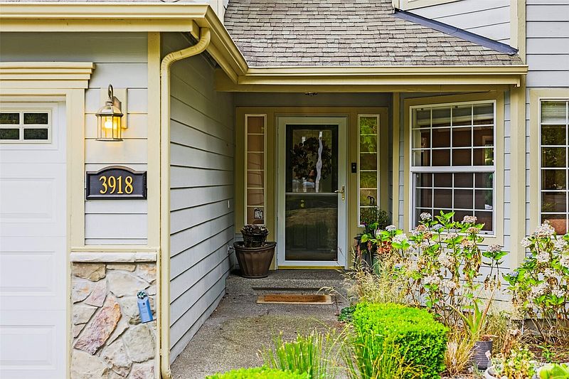 3rd image of 3918 Norpoint Way NE