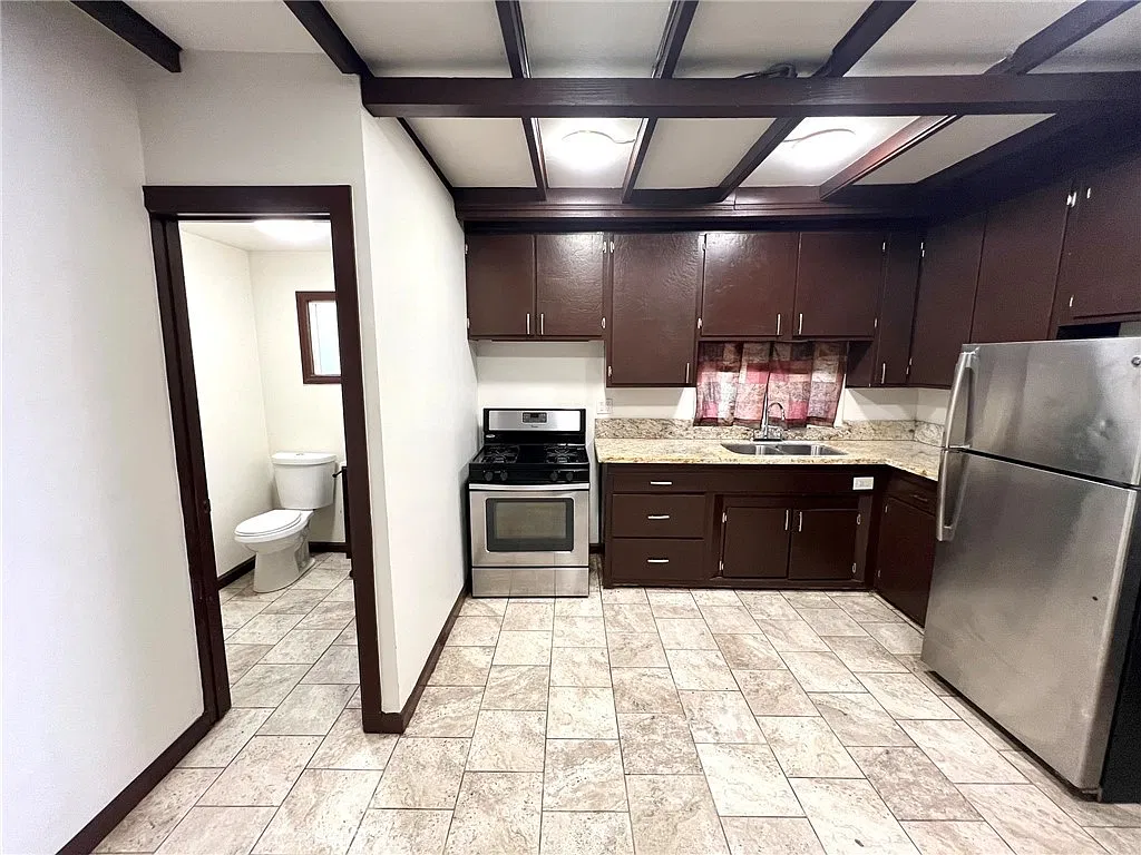 2 bed, 740 sqft, $1,350 — Photo 3