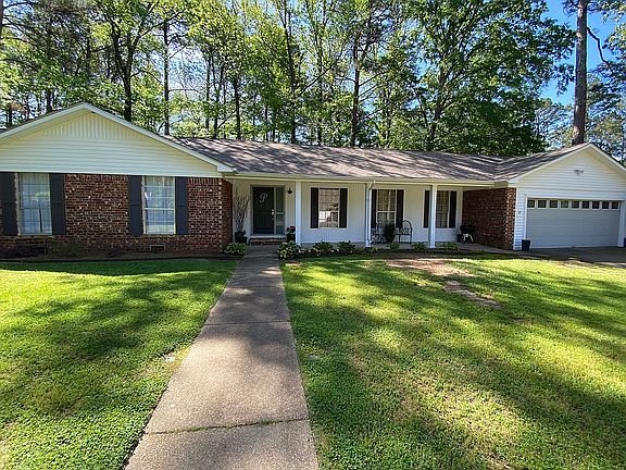 2nd image of 828 N Park Dr